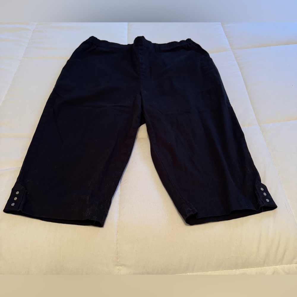 croft & barrow women’s black Pull-On Capris with Button Detail